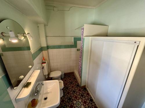 une petite salle de bain avec un lavabo et des toilettes dans l'établissement Charmant T3 Rez-de-Jardin, 50m Plage, Parking Privé - FR-1-388-238, à Argelès-sur-Mer