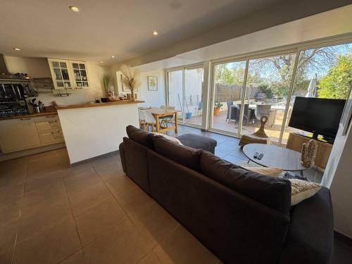 Il comprend un grand salon avec un canapé et une cuisine. dans l'établissement Maison de vacances à 100m de la plage pour 4 pers. - FR-1-726-59, à La Croix-Valmer