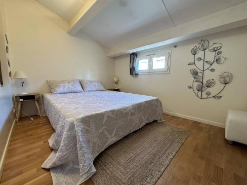 une chambre avec un lit et une fenêtre dans l'établissement Maison de vacances à 100m de la plage pour 4 pers. - FR-1-726-59, à La Croix-Valmer