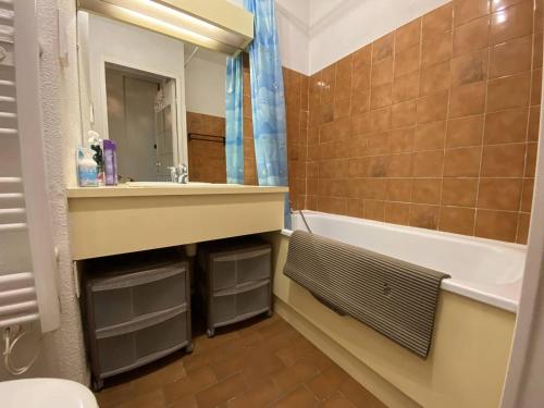 une salle de bain avec un lavabo, une baignoire et des toilettes dans l'établissement Studio 4 pers. au Port avec Parking - Canet-Plage - FR-1-750-71, à Canet