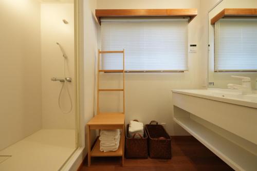 a bathroom with a shower and a sink at パーパスリゾート EG Sky terrace 熱川 in Higashiizu