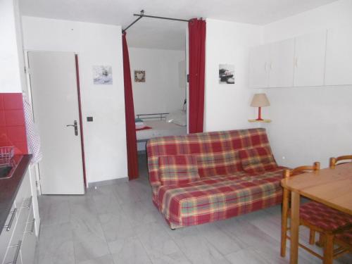 un salon avec un canapé et une table dans l'établissement T2 cabine climatisé avec piscine, parking privé, proche port et commerces, idéal 4-5 pers. - FR-1-796-9, à Gruissan