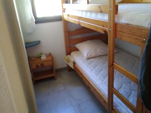 - une chambre avec deux lits superposés et un lit dans l'établissement T2 cabine climatisé avec piscine, parking privé, proche port et commerces, idéal 4-5 pers. - FR-1-796-9, à Gruissan