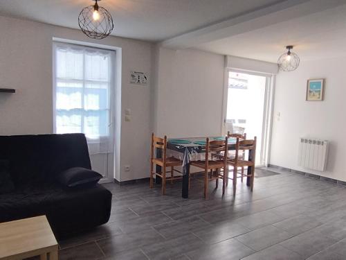 un salon avec une table, des chaises et un canapé dans l'établissement Maison de Charme à Domino, Oléron - Idéale pour Familles et Amis, 4 Pers, Proche Plages et Marché - FR-1-778-27, à Saint-Georges-dʼOléron