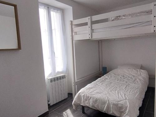 une chambre avec un lit superposé et une fenêtre dans l'établissement Maison de Charme à Domino, Oléron - Idéale pour Familles et Amis, 4 Pers, Proche Plages et Marché - FR-1-778-27, à Saint-Georges-dʼOléron