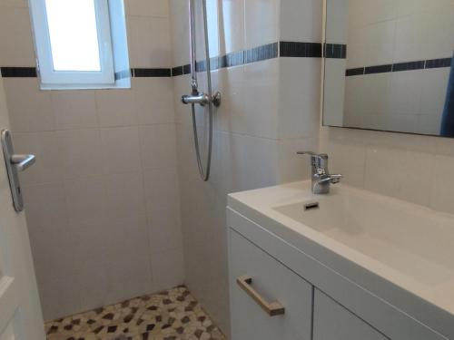 une salle de bain avec un lavabo et une douche dans l'établissement Maison de Charme à Domino, Oléron - Idéale pour Familles et Amis, 4 Pers, Proche Plages et Marché - FR-1-778-27, à Saint-Georges-dʼOléron