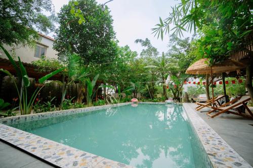 a swimming pool in the middle of a yard at Ali Garden Homestay Tràng An Ninh Bình in Xuân Sơn
