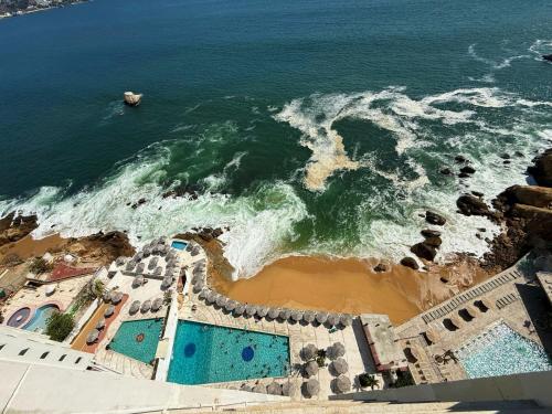 an aerial view of a beach and the ocean at Torres Gemelas Acapulco Suites in Acapulco