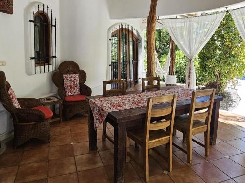 a dining room with a wooden table and chairs at Villa Bruga en Samara Rocks in Sámara