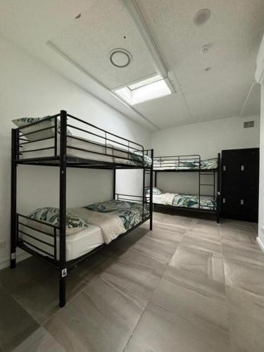 メルボルンにあるSt Kilda Accommodationの二段ベッドが2つある部屋