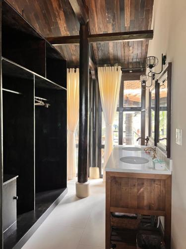 une salle de bain avec un lavabo et une grande fenêtre dans l'établissement Bently Farm Retreat Mũi Né-Premium bungalow-06, à Ấp Phú Hiệp