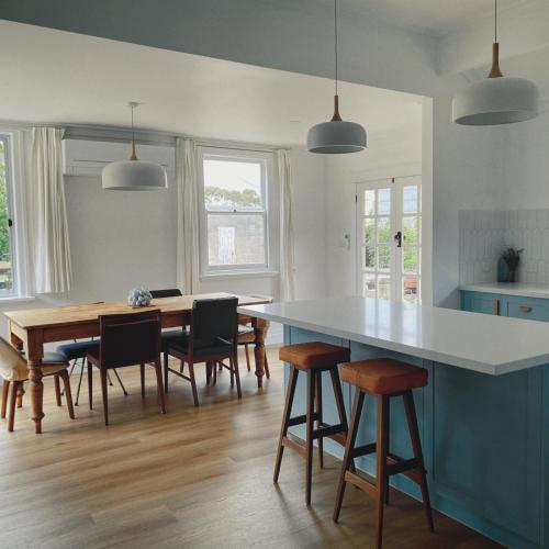 Una cocina y un comedor con mesa y sillas. en McIntyre homestead, en Penshurst