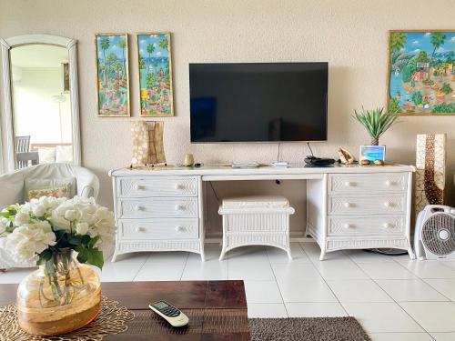 TV a/nebo společenská místnost v ubytování Excellence Suites Orient Beach Oceanview King-Size Beach Pool Parking