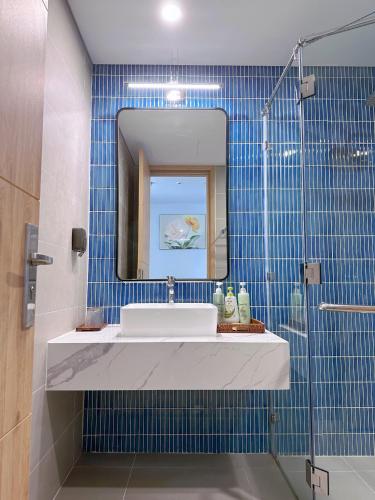 a bathroom with a sink and a mirror at Flamingo Hai Tien in Nam Khê