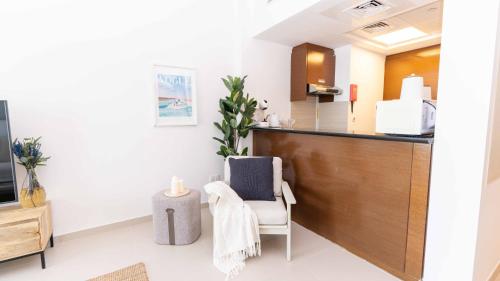 a kitchen with a counter and a chair in a room at Voyage One Bedroom In Arc Tower Reem Island in Abu Dhabi