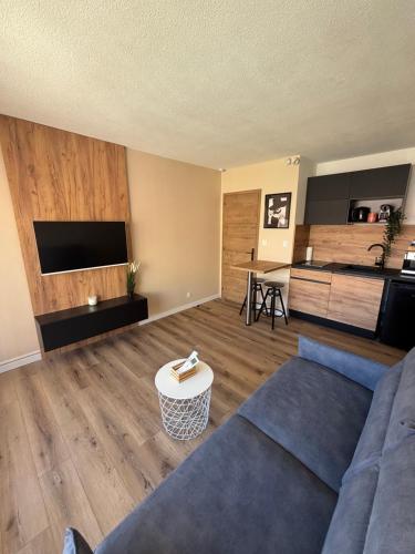 un salon avec un canapé et une table dans l'établissement Studio Le saint Clair centre port, au Cap d'Agde