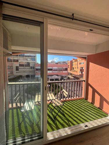 un balcon avec vue sur un immeuble dans l'établissement Studio Le saint Clair centre port, au Cap d'Agde