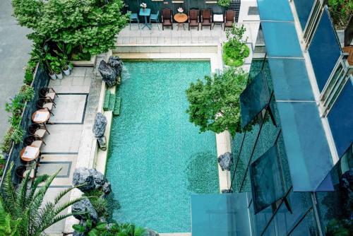 an overhead view of a swimming pool on a building at 华泱温泉酒店-青城山店 in Taiping