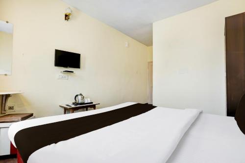 Postel nebo postele na pokoji v ubytování Collection O Lashkar Gwalior formerly Hotel Banjara