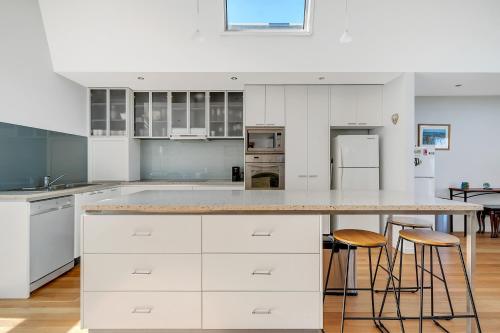 Η κουζίνα ή μικρή κουζίνα στο 3-Bed Seaside Serenity Escape at Long Beach