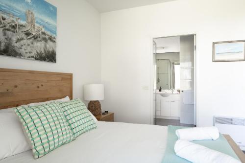 Ένα ή περισσότερα κρεβάτια σε δωμάτιο στο 3-Bed Seaside Serenity Escape at Long Beach