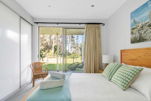 Ένα ή περισσότερα κρεβάτια σε δωμάτιο στο 3-Bed Seaside Serenity Escape at Long Beach