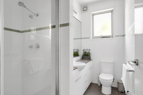 Ένα μπάνιο στο 3-Bed Seaside Serenity Escape at Long Beach