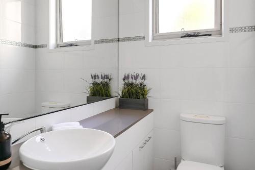 Ένα μπάνιο στο 3-Bed Seaside Serenity Escape at Long Beach