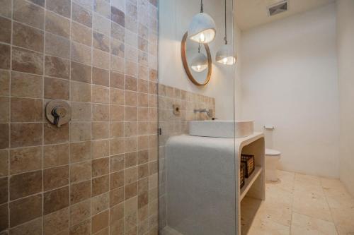 Ένα μπάνιο στο Elegant One Bed Suite With Pool View