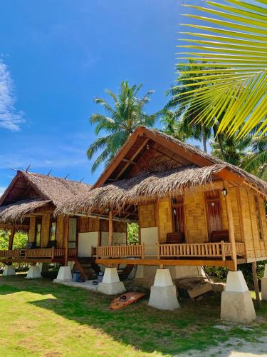 a bamboo house with a thatched roof at Sagga Homestay in Katiet