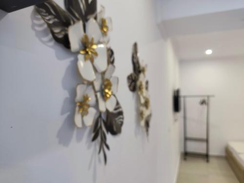 a wall decoration of flowers on a wall at Deluxe apartment by the sea in Skála Foúrkas