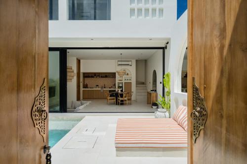una puerta abierta a una casa con piscina en The Makara Villas Uluwatu, en Uluwatu