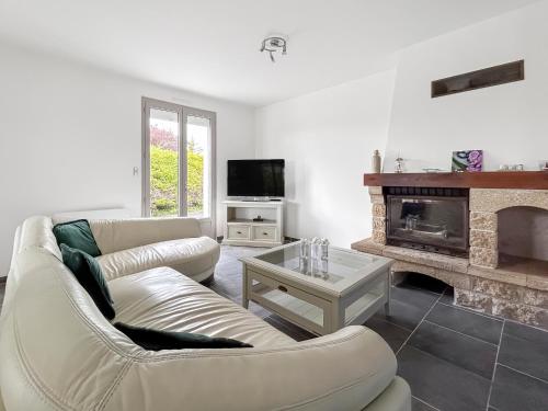 un salon avec un canapé et une cheminée dans l'établissement Le Refuge de Garat Piscine Privée, à Garat