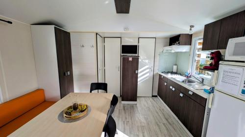 Nhà bếp/bếp nhỏ tại Mobilhome cosy Aulywan
