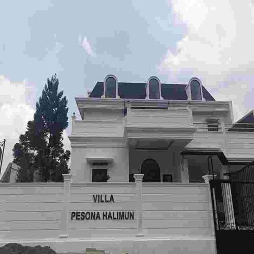 Un edificio blanco con un cartel que dice Villa Pesonia Hallushima. en Pesona Halimun Cisarua, en Paragajen