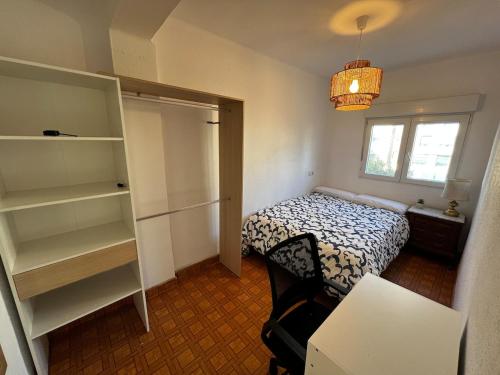 سرير أو أسرّة في غرفة في Precioso piso en Mieres con Jardín