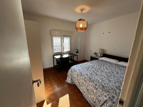 Precioso piso en Mieres con Jardín في مييريس: غرفة نوم بها سرير ومكتب ونافذة