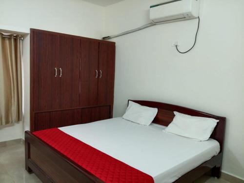 Postel nebo postele na pokoji v ubytování Lakshmibalajistayhome 1bhk&2bhk