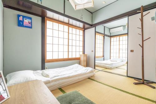 東京にある爵士猫东京一栋日式民宿のベッドと鏡付きの部屋