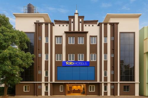 a building with a td hotels sign on it at FabHotel RMS Comforts - Nr Yeshwantpur Railway Station in Bengaluru
