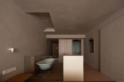 a bathroom with a sink and a bath tub at Rakuhotel in Wenzhou
