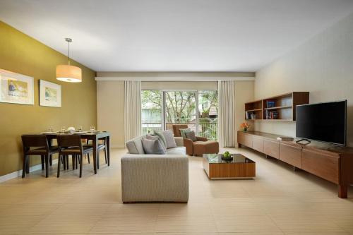 TV a/nebo společenská místnost v ubytování The Park Nine Hotel Srinakarin