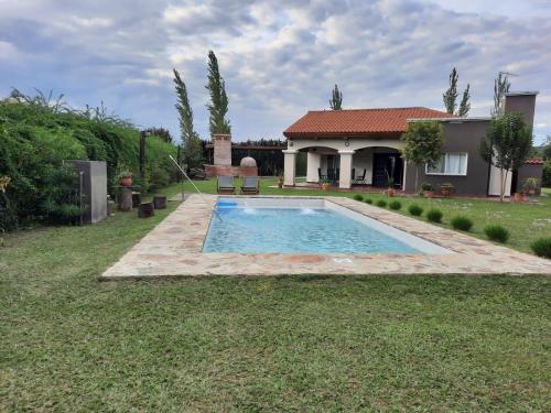 ein Swimmingpool im Hof eines Hauses in der Unterkunft Club de Campo Santa Apolonia en Salta- Cerrillos in Cerrillos
