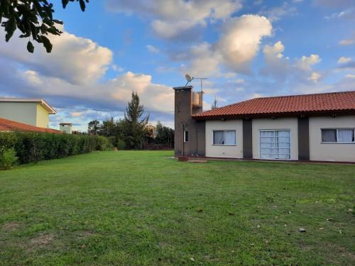 ein Haus mit einem großen Garten davor in der Unterkunft Club de Campo Santa Apolonia en Salta- Cerrillos in Cerrillos