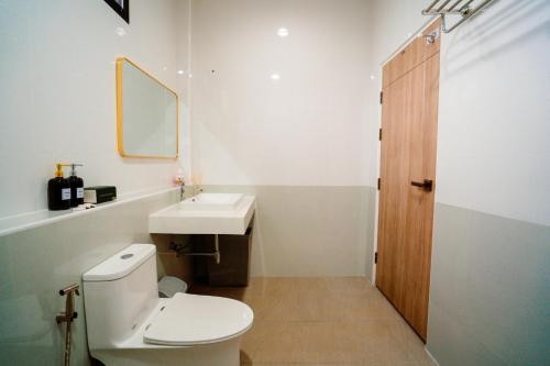 Ένα μπάνιο στο OceanNew Pool Villa บ้านพักพลูวิลล่าสัตหีบ