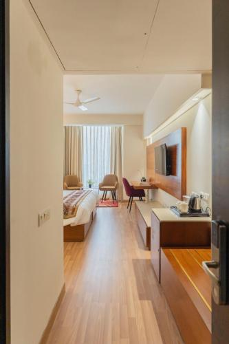 Una cama o camas en una habitación de Ahuja Residency Sage