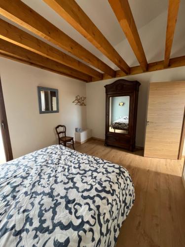 une chambre avec un grand lit et un miroir dans l'établissement Escapade au Somail, à Le Somail