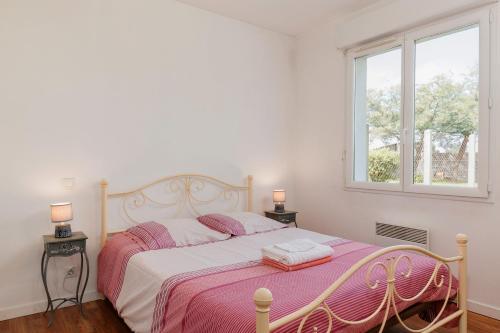 a bedroom with a large bed with a pink blanket at L'escapade de Sauvagnac in Libourne