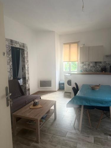 un salon avec un canapé et une table dans l'établissement Azur Sigean, à Sigean