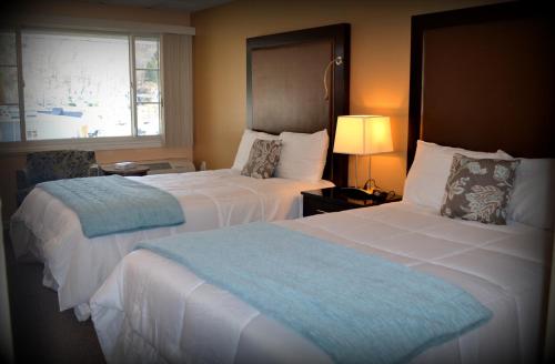 a hotel room with two beds and a window at Wayne Inn in Honesdale